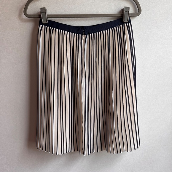 J.Crew Women's Sunburst Navy and Cream Skirt Size 2 Style A0633 - Picture 2 of 3